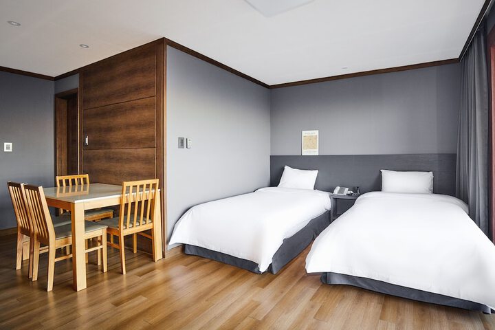 Room 5 of 90