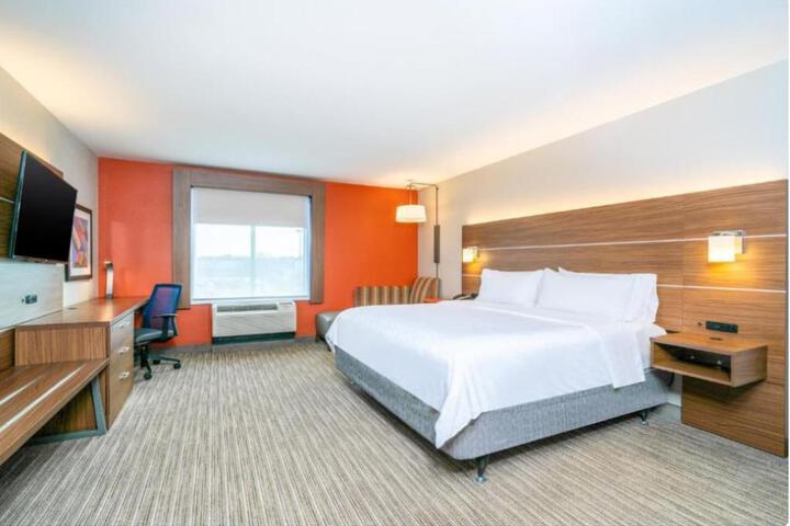 1 King Bed Suite (3 of 7)
