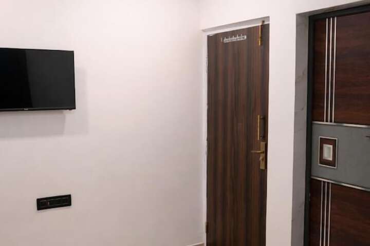 Room 17 of 38