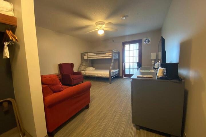 1 King Bed (4 of 10)