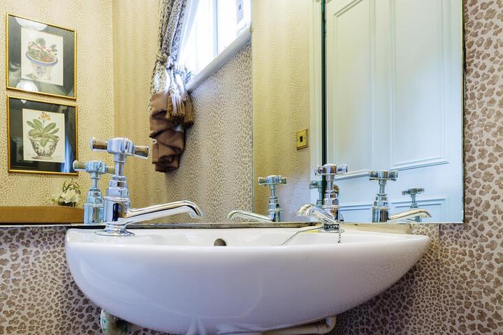 Veeve 5 Bedroom House in Brook Green Near Kensington