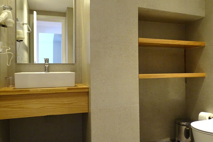 Room 72 of 94
