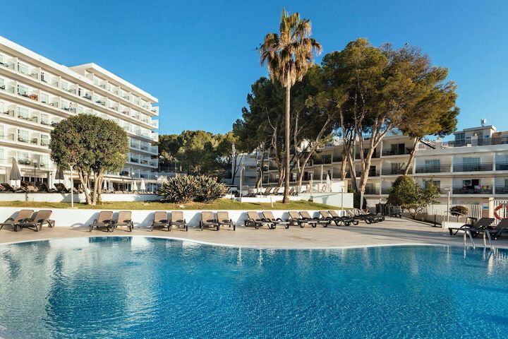 Hotel with Pool