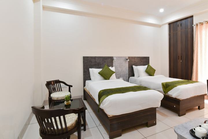 Room 12 of 27