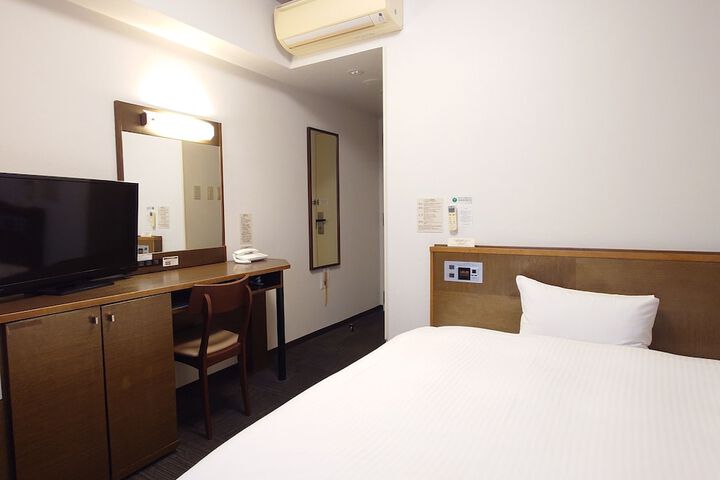 Room 13 of 32