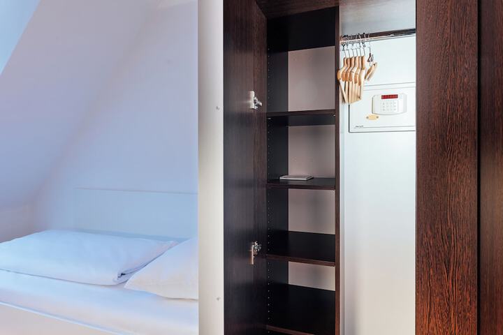 Room 9 of 21