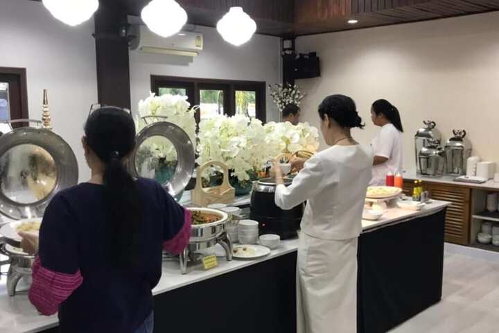 Dining 48 of 60