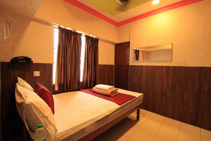 Room 4 of 12