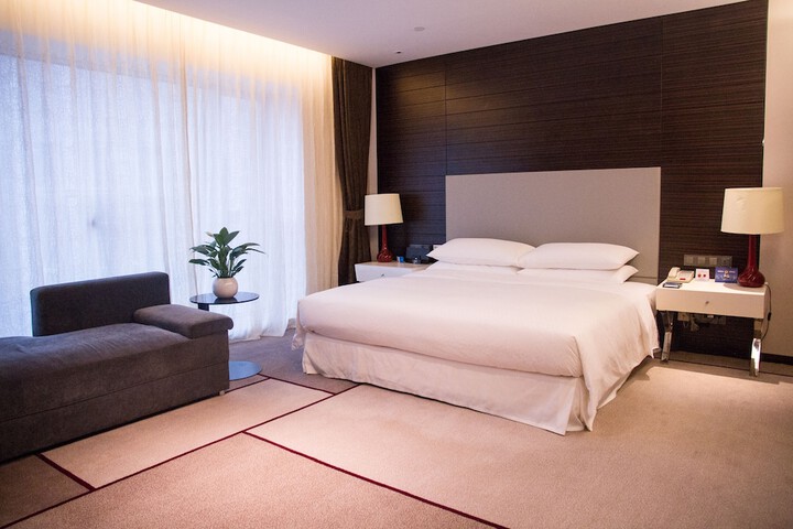 Room 10 of 106