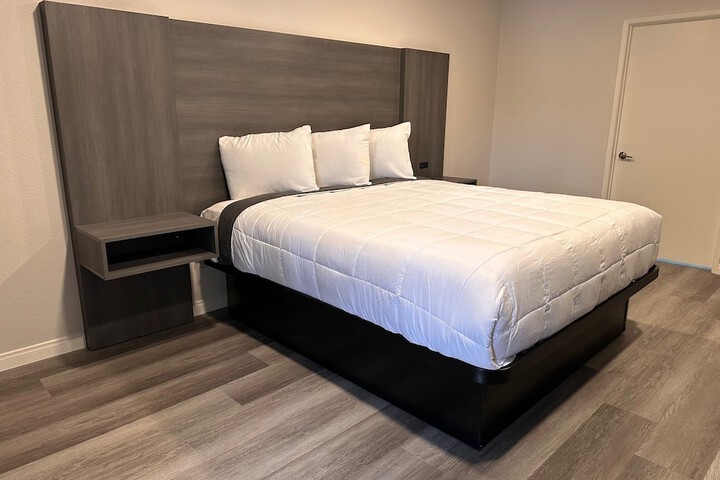 Deluxe King Bed (7 of 17)