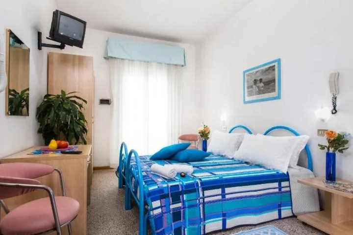 Room 5 of 16
