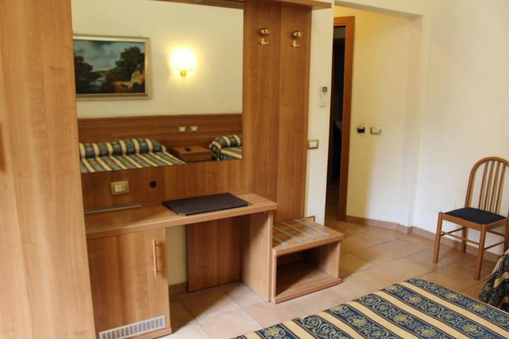 Room 33 of 49