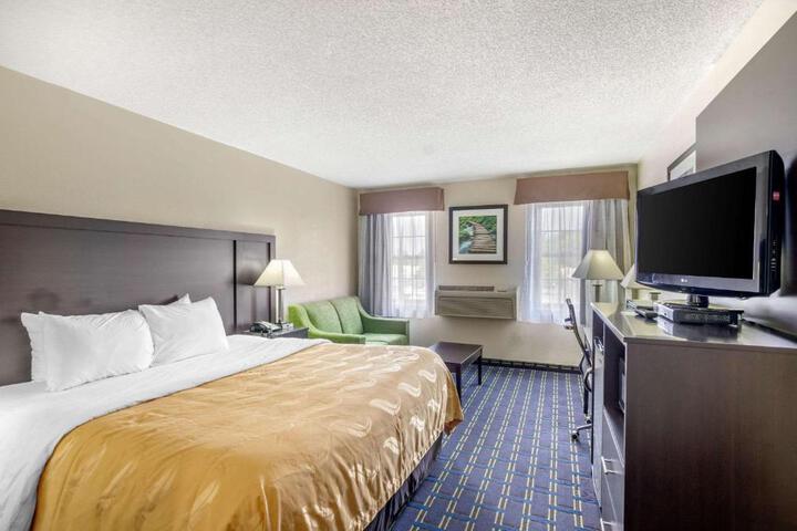 1 King Bed (3 of 6)