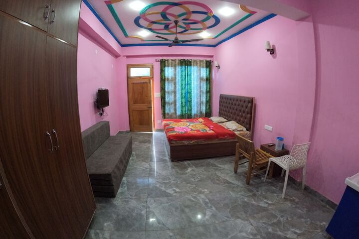 Room 5 of 8