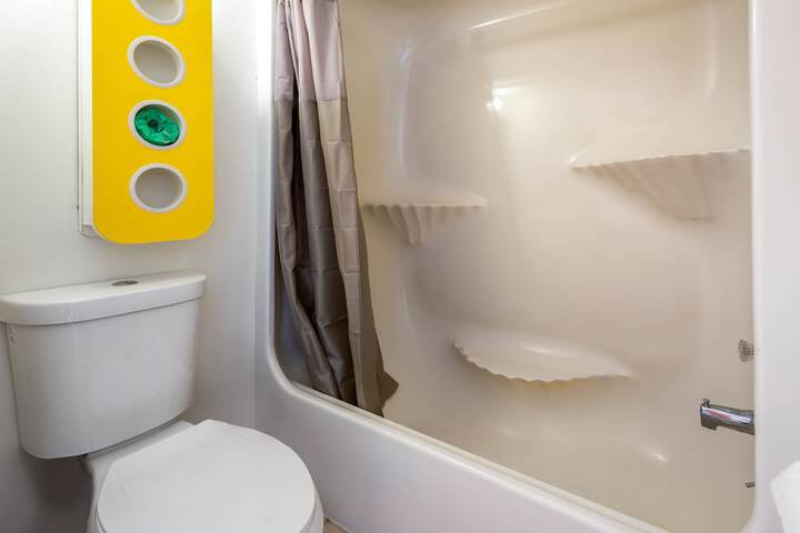 2 Bedrooms Premium Suite 1 Queen and 2 Double Beds Private Bathroom (3 of 15)