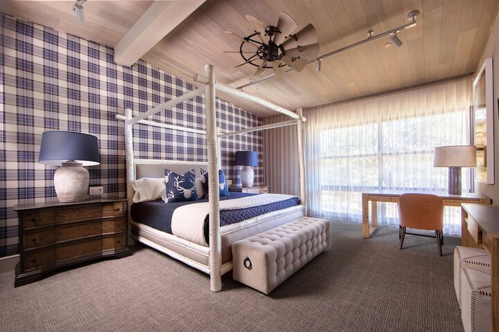 1 King Bed (3 of 8)