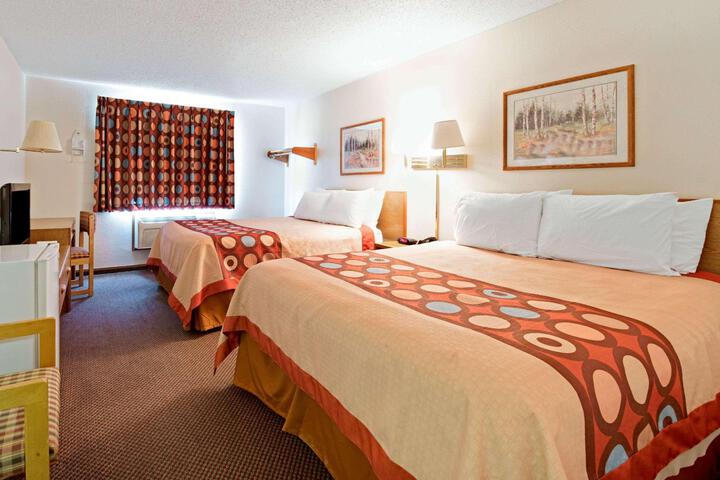 1 Queen Bed (8 of 10)