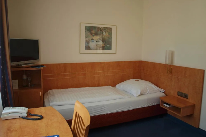 Room 6 of 24