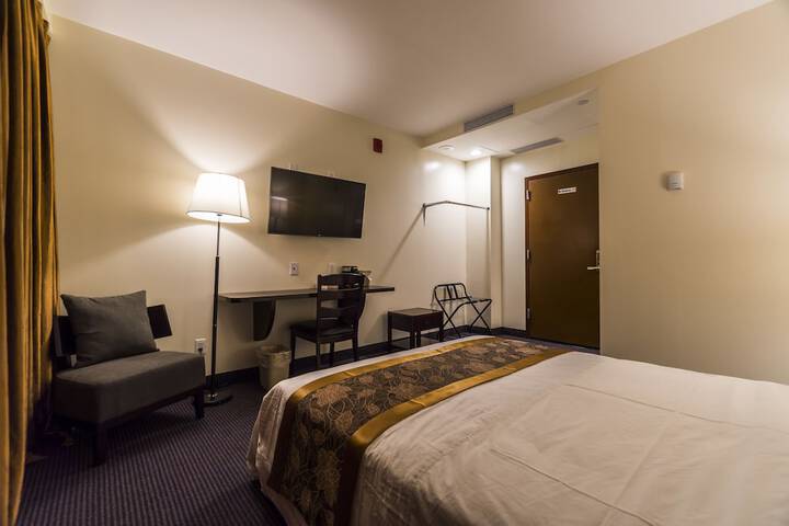 1 Queen Bed (18 of 19)