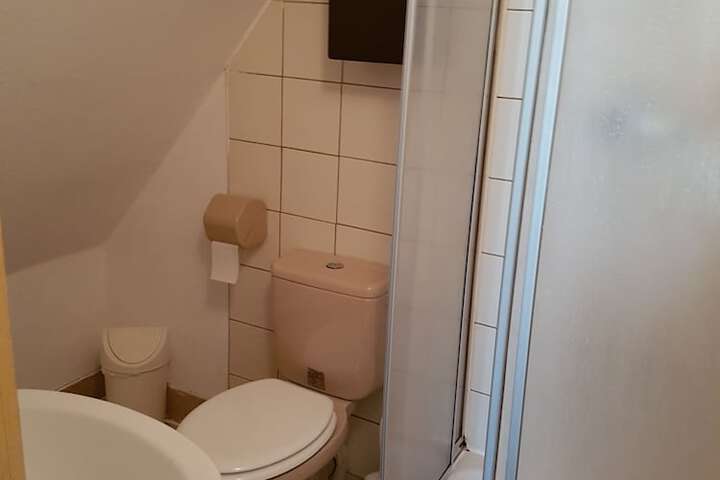 Room 5 of 9