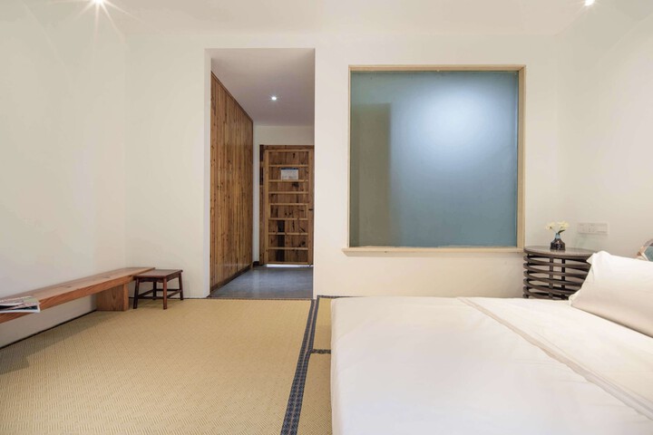 Room 5 of 170