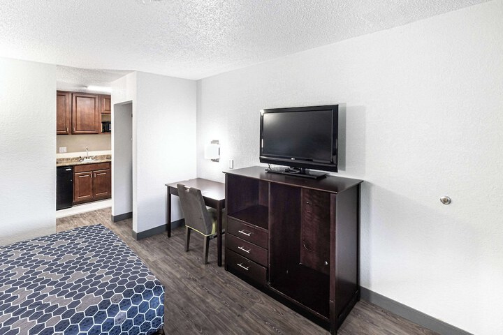 1 Queen Bed Accessible (15 of 25)