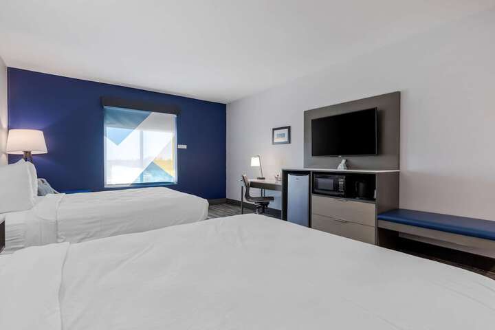2 Queen Beds (9 of 16)