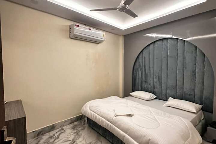 Room 7 of 10