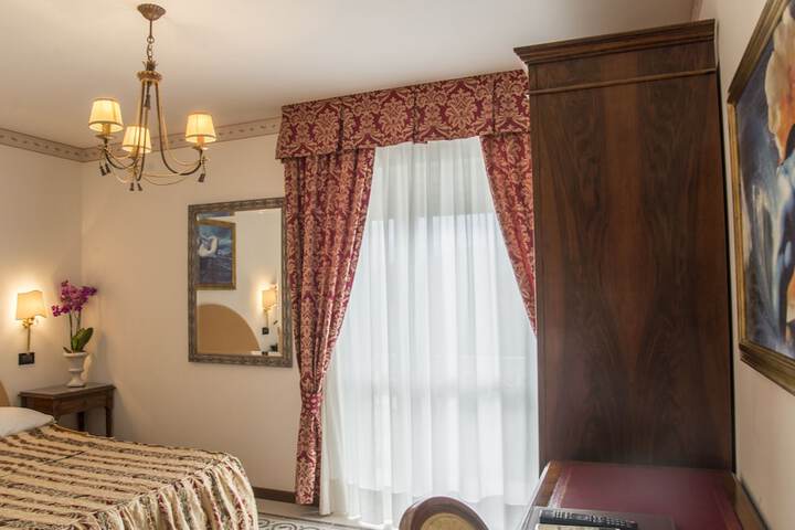 Room 22 of 102