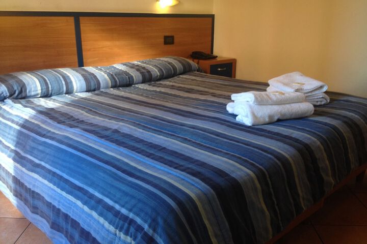 Room 11 of 37