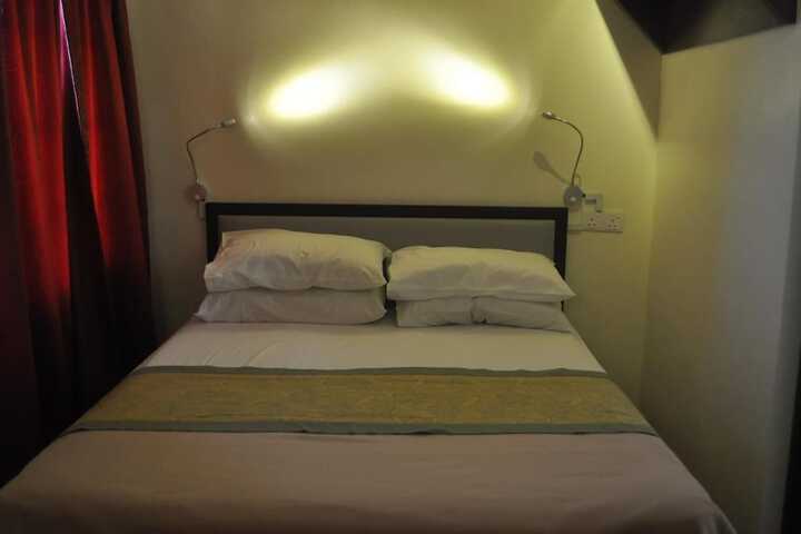 Room 10 of 128