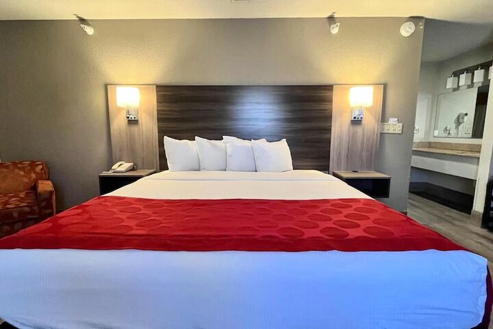 1 King Bed (11 of 37)