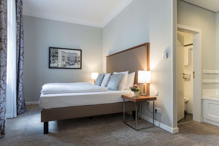 Room 16 of 90