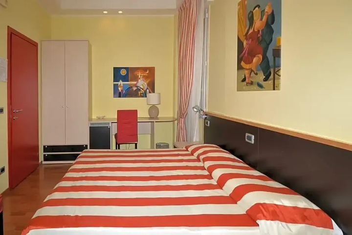 Room 5 of 12