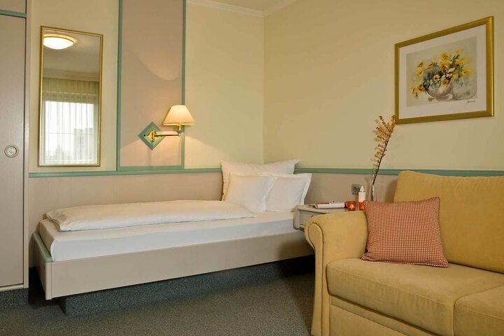 Room 5 of 33