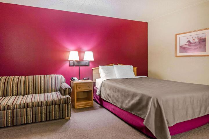 1 Queen Bed (1 of 4)