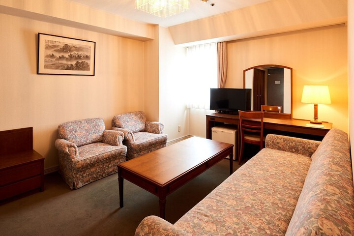 Room 8 of 80