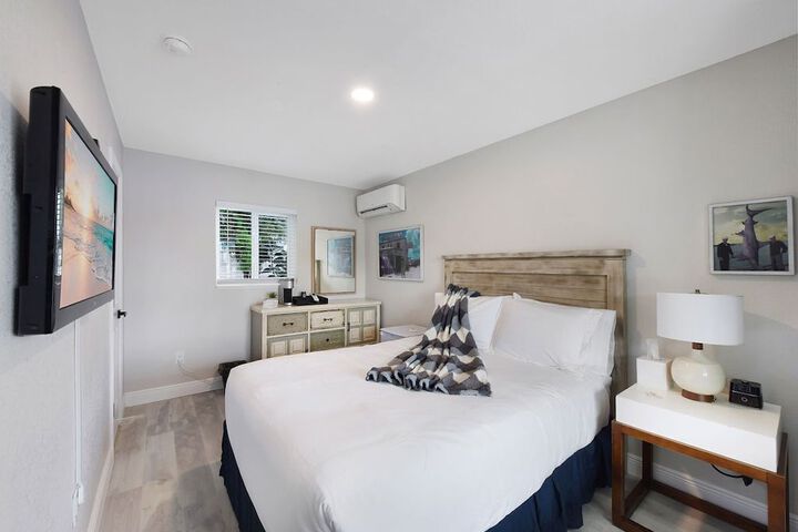 Standard Studio 1 Queen Bed Pets Allowed (23 of 47)