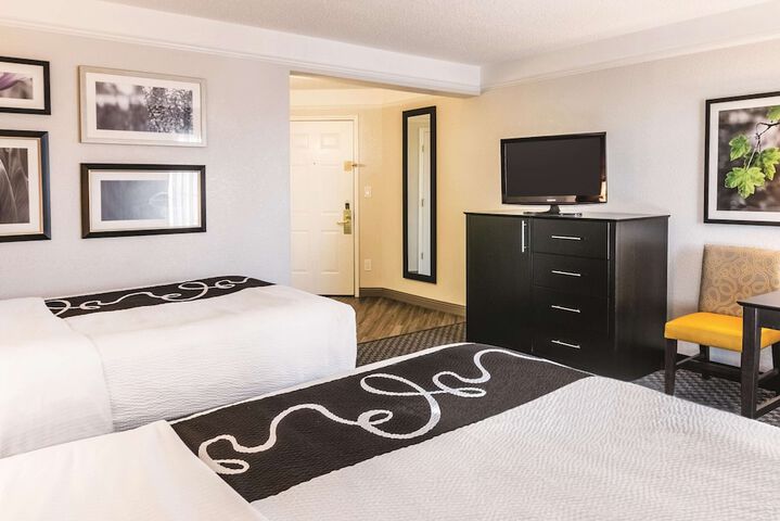 Deluxe 2 Double Beds (1 of 14)