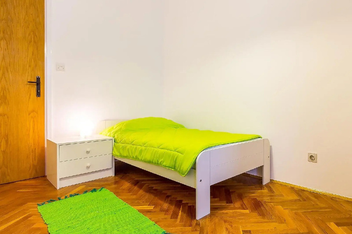 Room 5 of 9