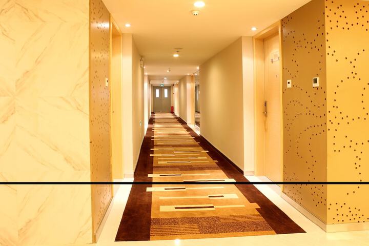 Ballroom/Hall 18 of 21