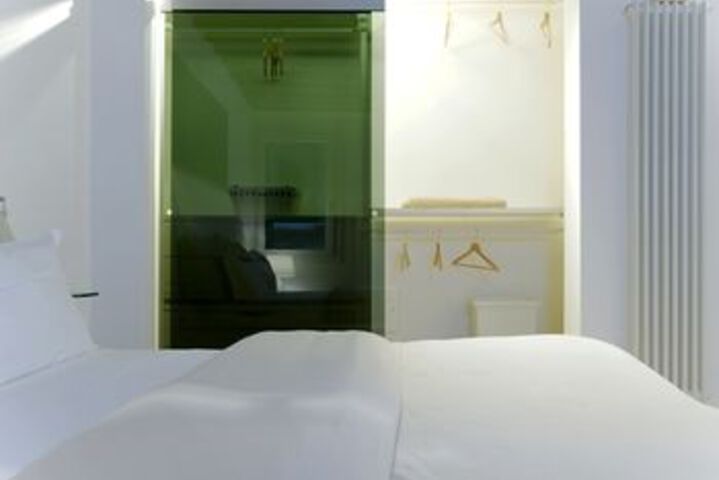 Room 7 of 12