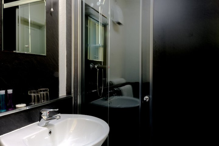 Room 25 of 42