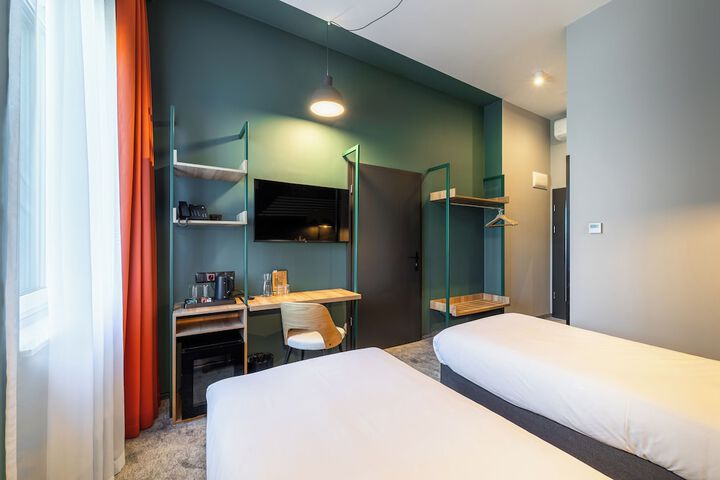 Room 13 of 40