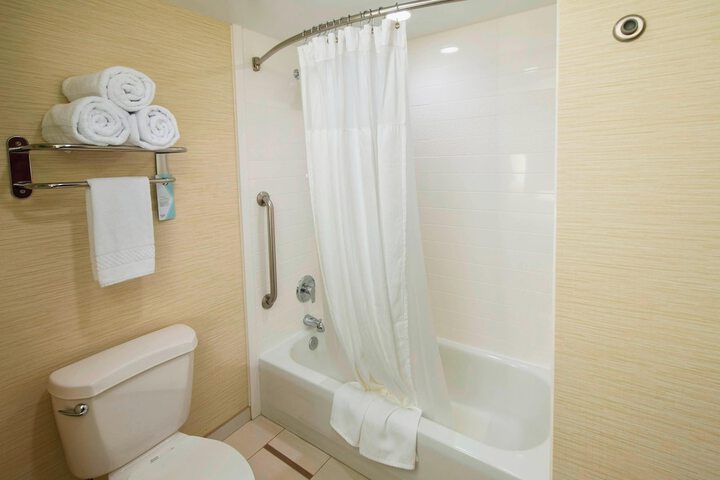 Quadruple Accessible Queen Size Bed (3 of 5)