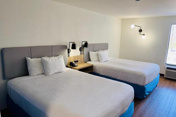 2 Queen Beds (3 of 3)