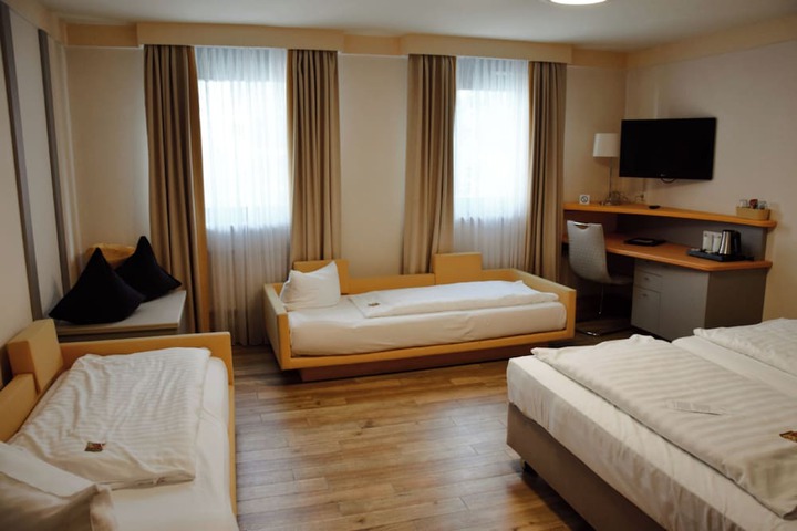 Room 35 of 76