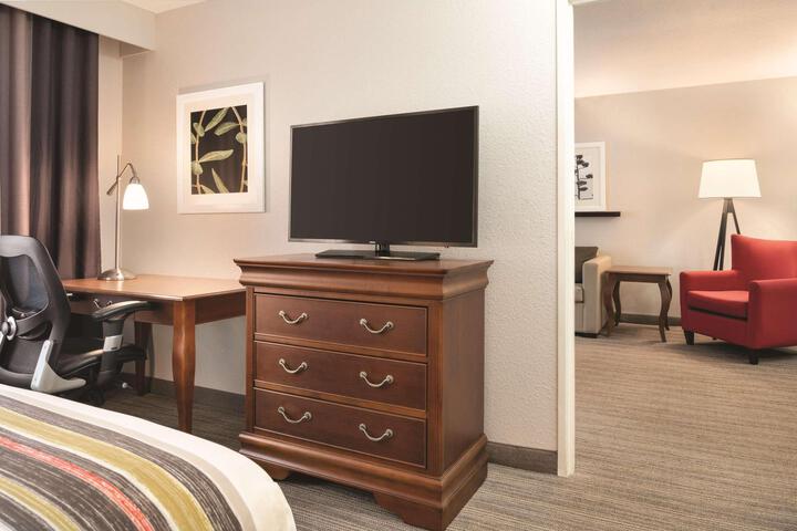 1 King Bed Accessible (13 of 17)