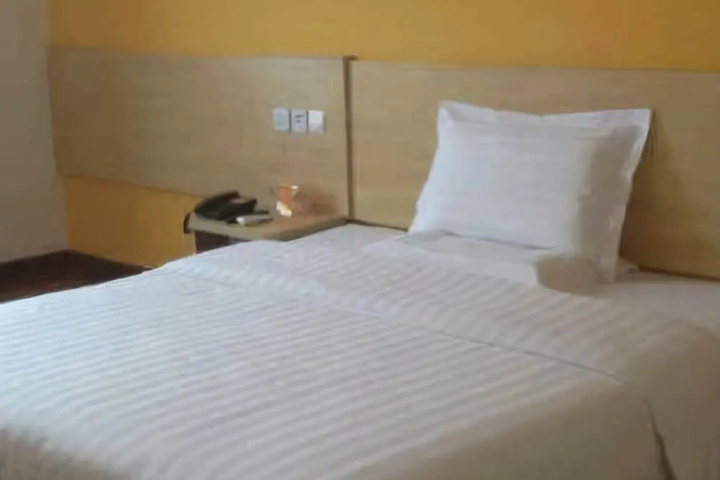 Room 4 of 9