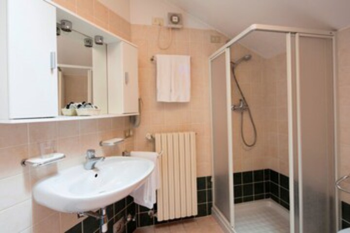 Room 5 of 14